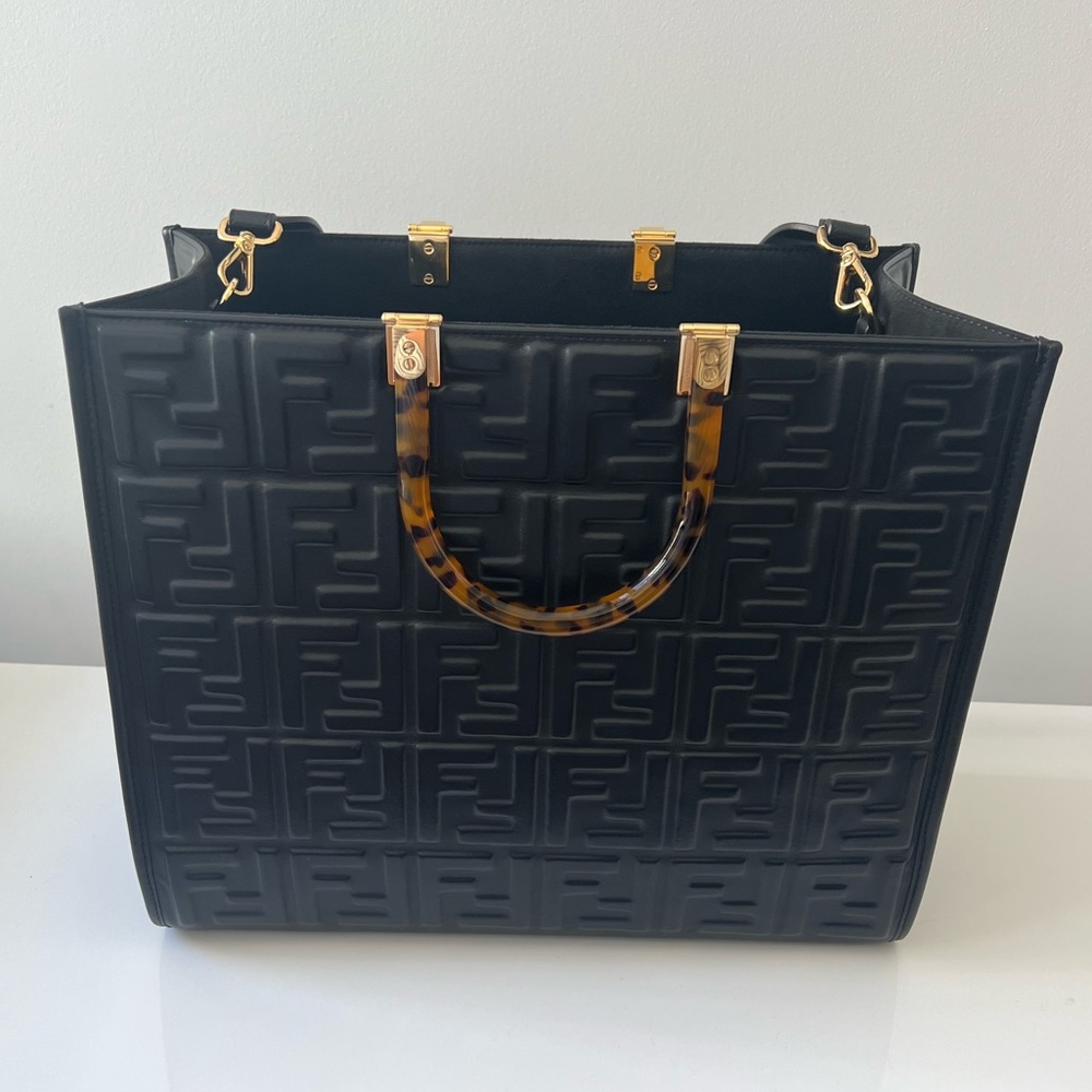 LIKE NEW Fendi Sunshine Medium Black Leather Shopper